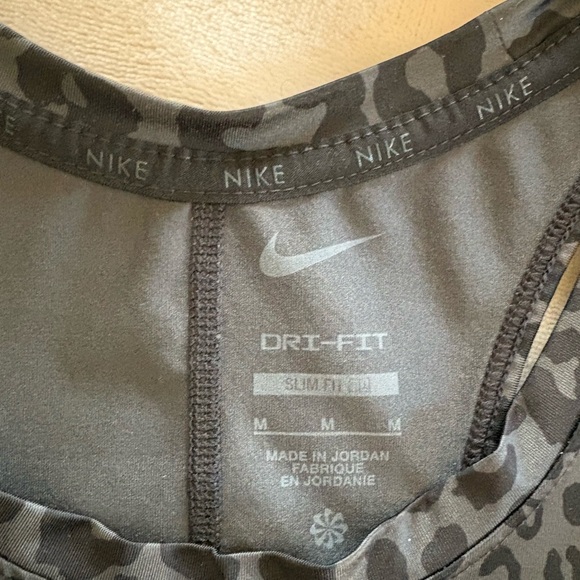 Nike crop top - Picture 2 of 2